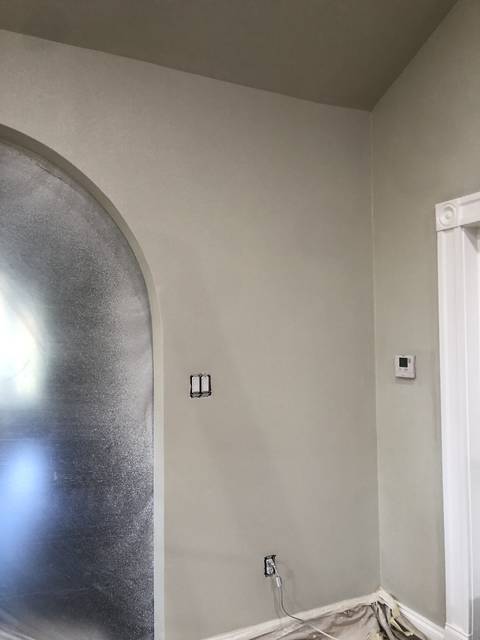 Walls in a light greige, freshly coated
